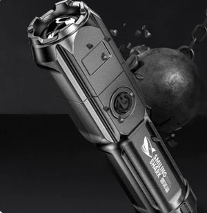 LaserMax Flash – Lanterna táctica recarregável de 10 000 lúmenes