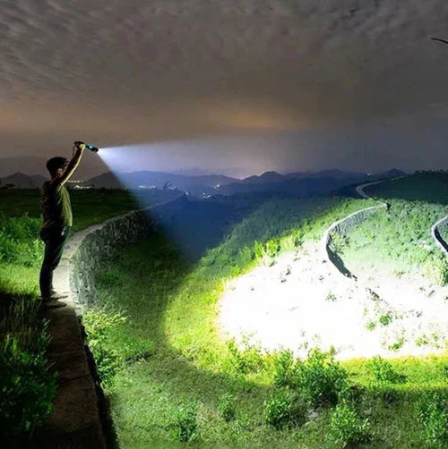 LaserMax Flash – Lanterna táctica recarregável de 10 000 lúmenes